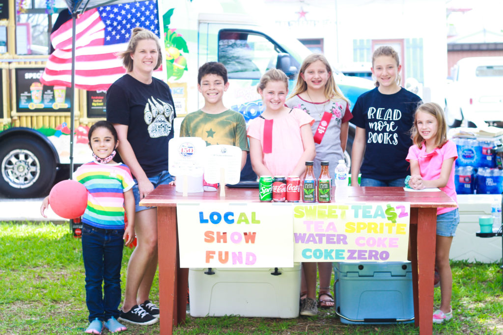 From L to R, Brooke, Sarah Behnke, Nicholas, Kate, Summer, Rebekah, and Reagan serve up drinks