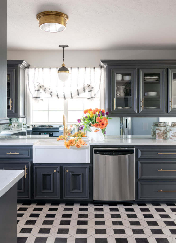 Abbott painted the kitchen cabinets in Sherwin Williams Peppercorn. Countertops are carrara quartzite. Floor tiles from The Tile Shop. (Photo Jack Thompson.)