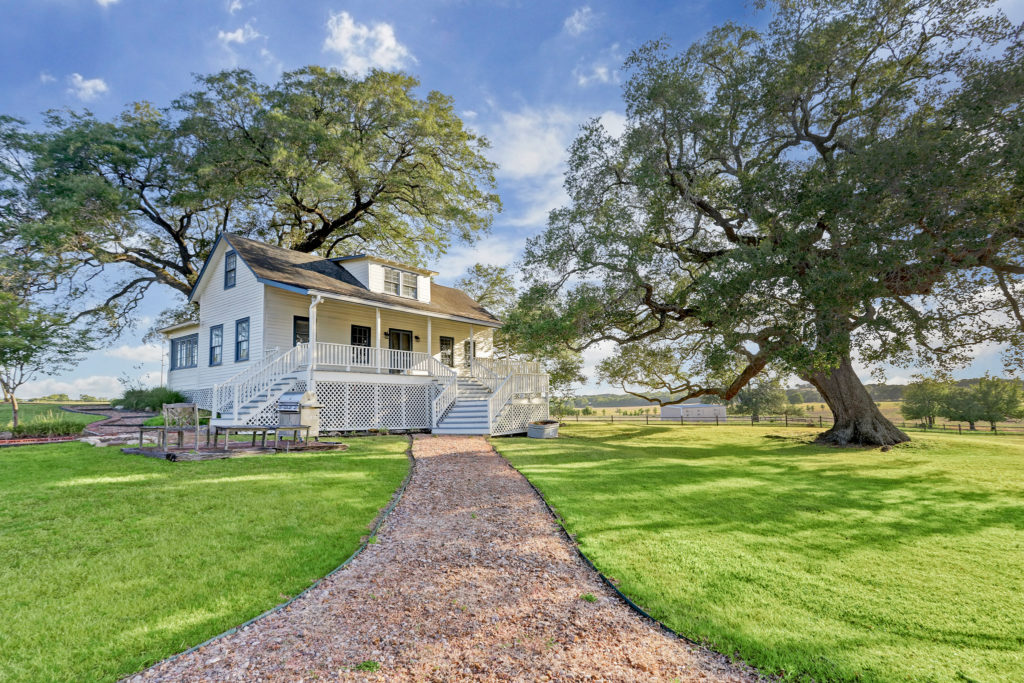 Former 1880s Farmhouse Converted Into a Stunning Brenham Estate 1.8