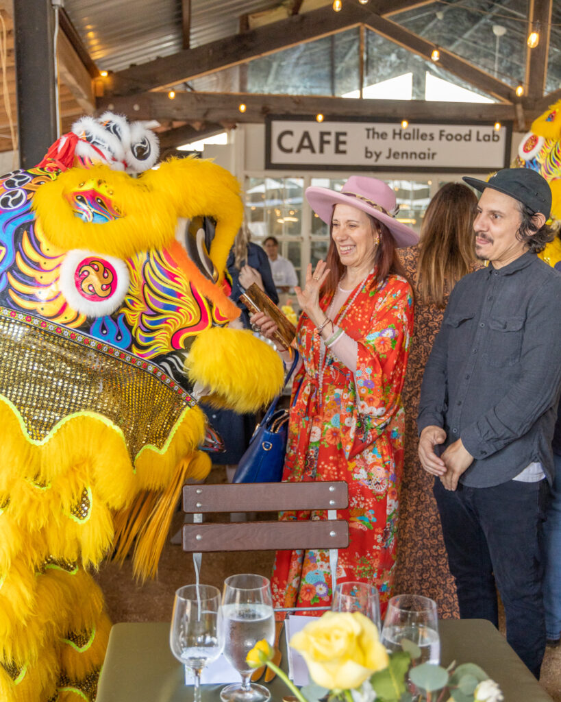 Catherine D. Anspon, DUAL admire a fierce feline at The Halles Benjamin Moore Designer Dinner (Photo by Jordan Geibel)