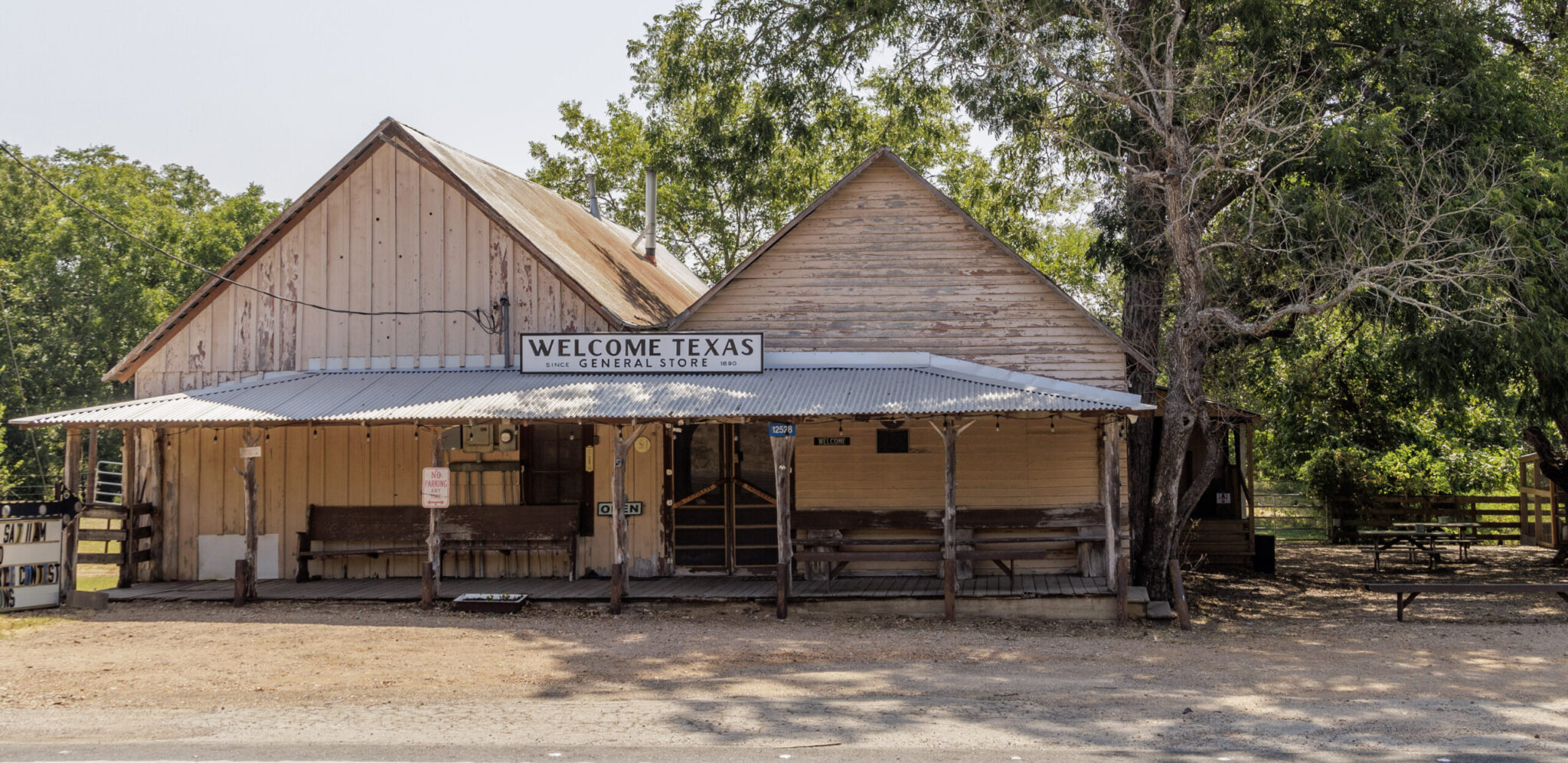 Anything But Ordinary HonkyTonk In Round Top Area a True