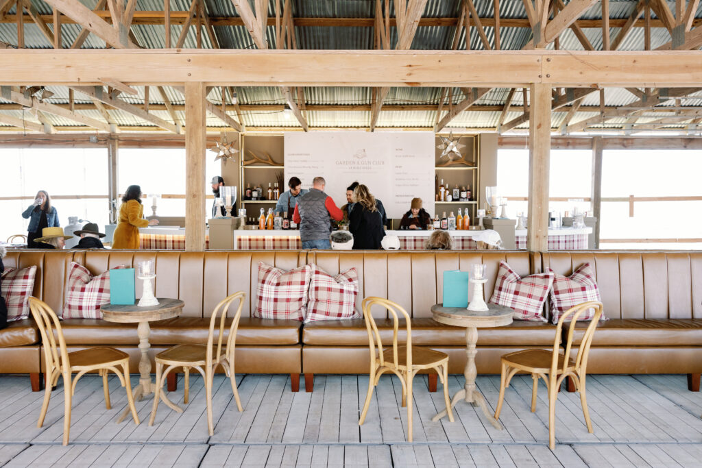 Garden & Gun Round Top